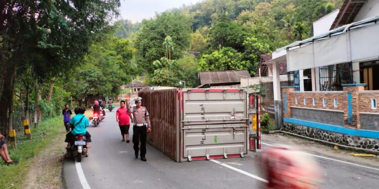 Truk Tabrak Pagar Rumah Kades Gegeran, Sopir Alami Luka di Pelipis