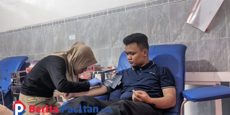 PMII Pacitan Gelar Donor Darah Peringati Hari PMI Sedunia