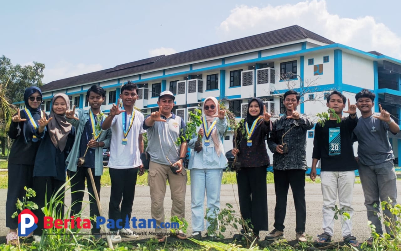 Dokumentasi kegiatan tanam pohon PMII Pacitan di sekitar Wisma Atlet Pacitan. (Foto: Sunardi/beritapacitan.com)