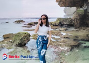 Wisatawan Nurul Permatasari saat berfoto di pinggiran Pantai Watu Karung Pacitan. (Foto: Nurul for Berita Pacitan)