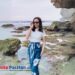 Wisatawan Nurul Permatasari saat berfoto di pinggiran Pantai Watu Karung Pacitan. (Foto: Nurul for Berita Pacitan)