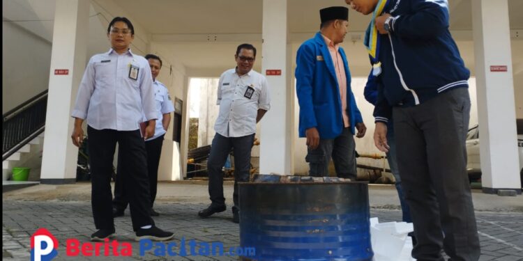 Inovasi Ramah Lingkungan, PMII Pacitan Kenalkan Alat Pembakaran Sampah Minim Asap ke DLH