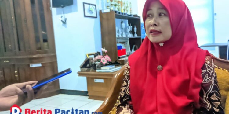 Kepala Dinas Pengendalian Penduduk Keluarga Berencana dan Pemberdayaan Perempuan Perlindungan Anak (PPKB dan PPPA) Pacitan, Jayuk Susilaningtyas, M.M. (Foto: Sunardi Beritapacitan.com)