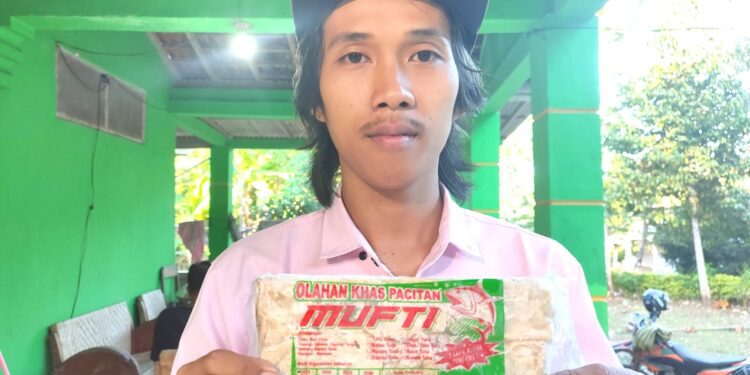 Pemilik Tahu Tuna Mufti, Ihsan Efendi saat menunjukkan olahan tahu tunanya dengan varian baru. (Foto: Sunardi/Berita Pacitan)