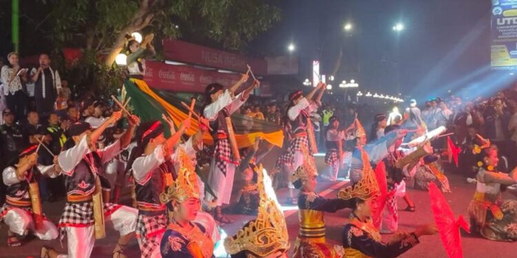 Partisipasi kebudayaan Pacitan dalam kegiatan luar daerah pada Dhaksinarga Night Carnival 2023. Delegasi Ronthek Tirta Nirmala Ngadirojo. (Foto : Sunardi/beritapacitan.com)