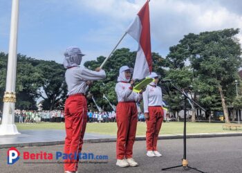 Peserta dan dewan juri mengucapkan sumpah dan janji sebelum dimulainya rangkaian lomba O2SN dan FLS2N tingkat SD se-Kabupaten Pacitan tahun 2025. (Foto: Sunardi/Beritapacitan.com)