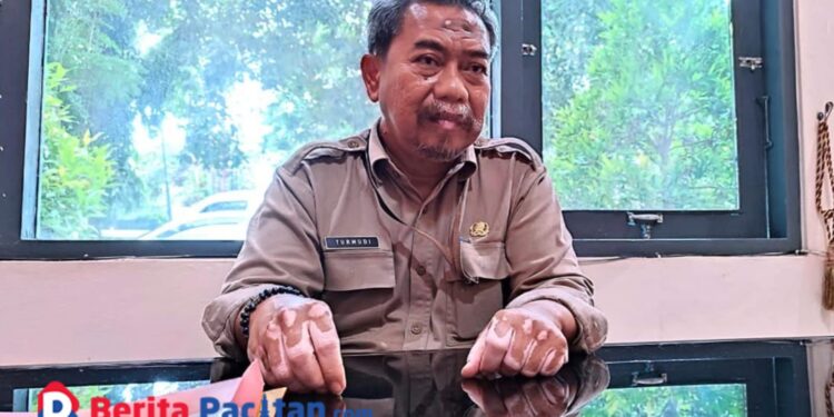 Kepala Disparbudpora Pacitan, Turmudi, saat diwawancarai. (Foto: Sunardi/Berita Pacitan)
