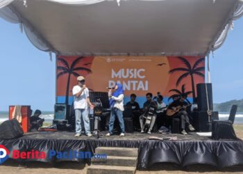 Live music resmi digelar di kawasan wisata Pancer Door, sebagai bagian dari strategi atraksi budaya yang digagas langsung oleh Kabid Kebudayaan, Sukanto. (Foto: Sunardi/Berita Pacitan)