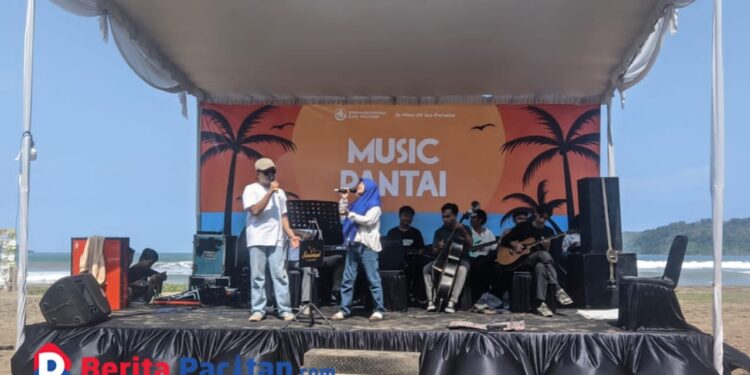Live music resmi digelar di kawasan wisata Pancer Door, sebagai bagian dari strategi atraksi budaya yang digagas langsung oleh Kabid Kebudayaan, Sukanto. (Foto: Sunardi/Berita Pacitan)