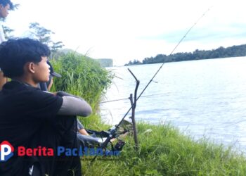 Para pemancing muda menikmati tantangan menangkap kakap di perairan tenang Pacitan. (Foto: Diki Kurnia/Berita Pacitan)
