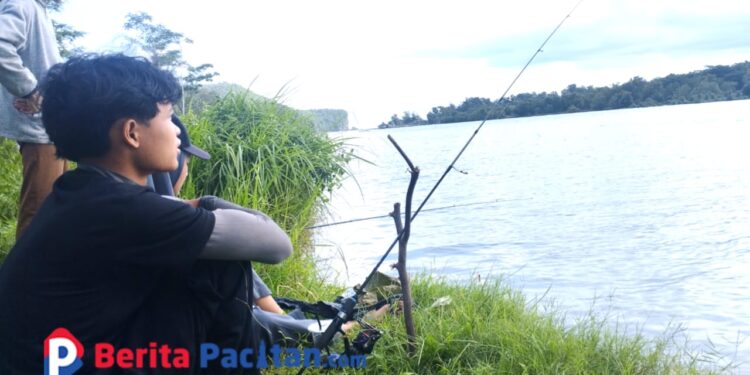 Para pemancing muda menikmati tantangan menangkap kakap di perairan tenang Pacitan. (Foto: Diki Kurnia/Berita Pacitan)