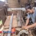 Seorang tukang mebel, Dawam (35), tengah fokus mengoperasikan mesin pemotong kayu di bengkel sederhananya yang terletak di kawasan Baleharjo, Pacitan. (Foto: Sunardi/Berita Pacitan).
