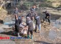 Relawan dari berbagai OPD dan Organisasi Masyarakat bahu-membahu membersihkan sampah dan lumpur dari aliran sungai dalam kegiatan kerja bakti di salah satu kawasan aliran sungai Jls.Cuwik, Aksi ini untuk mencegah banjir dan menjaga kebersihan lingkungan, sekaligus memperingati Hari Lingkungan Hidup Sedunia.(Foto: Sunardi /Berita Pacitan).