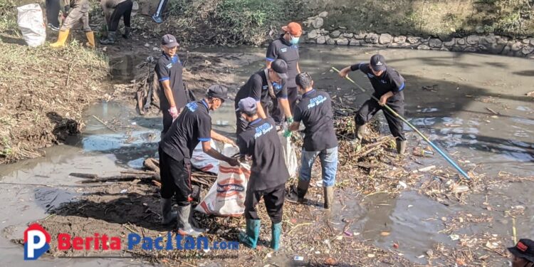 Relawan dari berbagai OPD dan Organisasi Masyarakat bahu-membahu membersihkan sampah dan lumpur dari aliran sungai dalam kegiatan kerja bakti di salah satu kawasan aliran sungai Jls.Cuwik, Aksi ini untuk mencegah banjir dan menjaga kebersihan lingkungan, sekaligus memperingati Hari Lingkungan Hidup Sedunia.(Foto: Sunardi /Berita Pacitan).