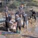 Relawan dari berbagai OPD dan Organisasi Masyarakat bahu-membahu membersihkan sampah dan lumpur dari aliran sungai dalam kegiatan kerja bakti di salah satu kawasan aliran sungai Jls.Cuwik, Aksi ini untuk mencegah banjir dan menjaga kebersihan lingkungan, sekaligus memperingati Hari Lingkungan Hidup Sedunia.(Foto: Sunardi /Berita Pacitan).