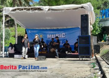 Music Pantai yang digelar oleh Dinas Pariwisata, Kebudayaan, Kepemudaan, dan Olahraga Kabupaten Pacitan di kawasan wisata Pantai Klayar. (Foto: Sunardi/Berita Pacitan)