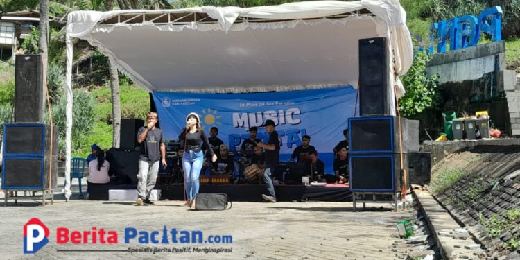 Music Pantai yang digelar oleh Dinas Pariwisata, Kebudayaan, Kepemudaan, dan Olahraga Kabupaten Pacitan di kawasan wisata Pantai Klayar. (Foto: Sunardi/Berita Pacitan)
