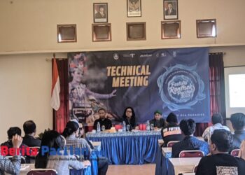 Suasana teknikal meeting Festival Rontek Pacitan 2025 yang digelar Disparbudpora Kabupaten Pacitan, Kegiatan ini dihadiri oleh para pelatih dan penggarap rontek se-Kabupaten Pacitan, serta perwakilan peserta dari kalangan pelajar. Dalam acara tersebut, turut hadir juri nasional Gondrong Gunarto untuk memberikan masukan teknis serta pembaruan format pertunjukan. (Foto: Sunardi/Berita Pacitan)