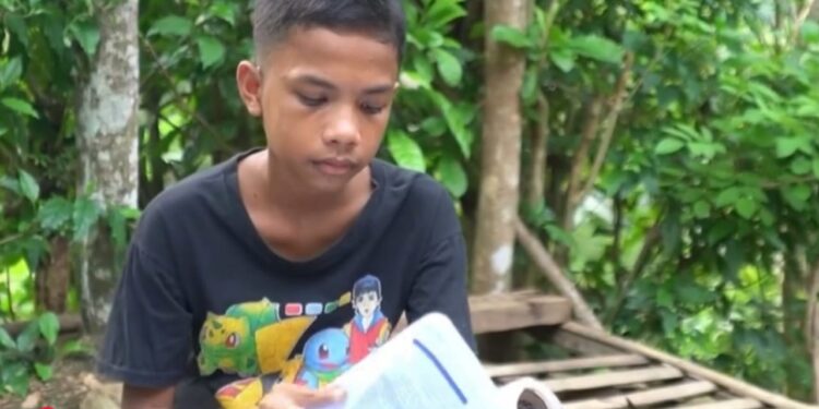 Arya Dwi Afandi, siswa asal Dusun Laban, Kecamatan Pacitan, menikmati waktu belajar di Sekolah Rakyat—tempat yang memberinya harapan baru untuk terus melanjutkan pendidikan. (Foto: Sunardi/Berita Pacitan)