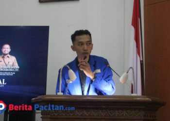 Ketua Umum PC PMII Pacitan, Al Ahmadi, menyampaikan sambutan pembukaan dalam acara Musyawarah Pimpinan Cabang (Muspimcab) PMII Pacitan 2025. (Foto: PMII for Berita Pacitan)