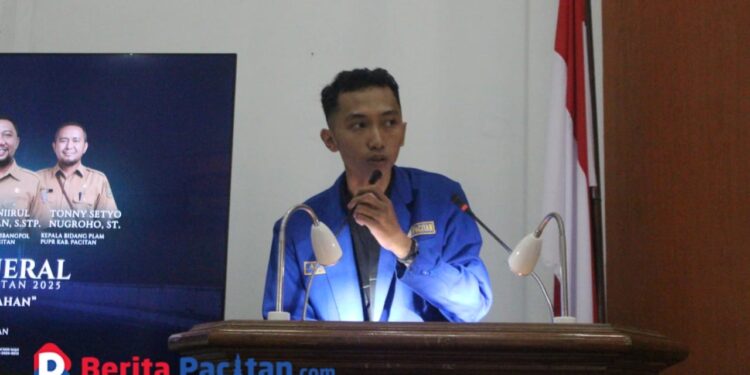 Ketua Umum PC PMII Pacitan, Al Ahmadi, menyampaikan sambutan pembukaan dalam acara Musyawarah Pimpinan Cabang (Muspimcab) PMII Pacitan 2025. (Foto: PMII for Berita Pacitan)