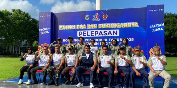 Pemberangkatan kontingen Porprov Jawa Timur IX tahun 2025, dari Halaman Pendopo Kabupaten, Selasa, 17 Juni 2025. (Foto: Al Ahmadi/Berita Pacitan)