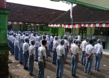 Siswa-siswi SMK Nurudh Dholam Kebonagung mengikuti upacara bendera di halaman sekolah. Mereka tampak mengikuti dengan penuh kedisiplinan dan semangat nasionalisme. Sebagai sekolah gratis berbasis pesantren, Nurudh Dholam tak hanya menanamkan ilmu pengetahuan, tapi juga karakter dan nilai-nilai kebangsaan sejak dini.(Foto: SMK for Beritapacitan)