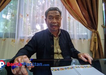 Kepala Dinas Pariwisata, Kebudayaan, Pemuda dan Olahraga (Disparbudpora) Pacitan, Turmudi, memberikan keterangan untuk segera meminimalisir potensi kecelakaan laut, Selasa, 24 Juni 2025. (Foto: Sunardi/Berita Pacitan)