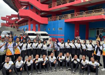 Sejumlah atlet dan official kontingen Pacitan berpose bersama usai persiapan menjelang pertandingan dalam ajang Pekan Olahraga Provinsi Jawa Timur (Porprov Jatim) tahun 2025.(Foto: Disparbudpora for Berita Pacitan)