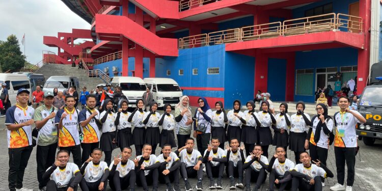 Sejumlah atlet dan official kontingen Pacitan berpose bersama usai persiapan menjelang pertandingan dalam ajang Pekan Olahraga Provinsi Jawa Timur (Porprov Jatim) tahun 2025.(Foto: Disparbudpora for Berita Pacitan)