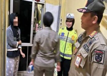 Razia malam oleh Satpol PP Pacitan di salah satu ko. Petugas menemukan penghuni kos yang tidak bisa menunjukkan identitas hubungan sah. Operasi ini bagian dari patroli cipta kondisi yang digencarkan Satpol PP selama tiga bulan terakhir.(Foto: Satpol-PP for Berita Pacitan)