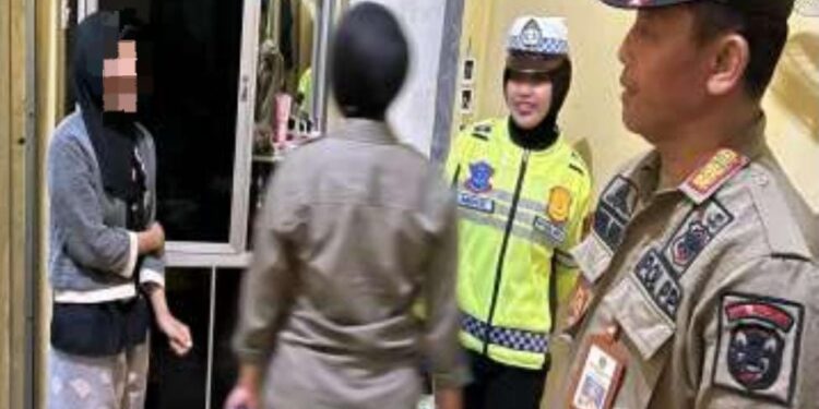 Razia malam oleh Satpol PP Pacitan di salah satu ko. Petugas menemukan penghuni kos yang tidak bisa menunjukkan identitas hubungan sah. Operasi ini bagian dari patroli cipta kondisi yang digencarkan Satpol PP selama tiga bulan terakhir.(Foto: Satpol-PP for Berita Pacitan)