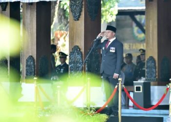 Bupati Pacitan Indrata Nur Bayuaji memberi penghormatan sebagai inspektur upacara dalam peringatan Hari Bhayangkara ke-79 di halaman Pendopo Kabupaten, (Foto: Prokopim Pacitan).