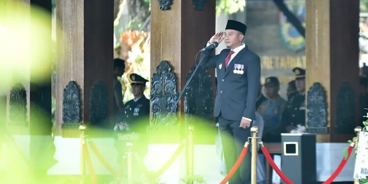 Bupati Pacitan Indrata Nur Bayuaji memberi penghormatan sebagai inspektur upacara dalam peringatan Hari Bhayangkara ke-79 di halaman Pendopo Kabupaten, (Foto: Prokopim Pacitan).