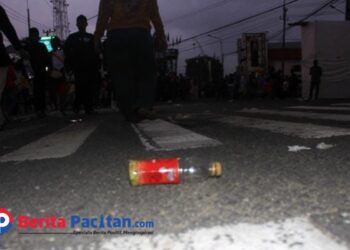 Sampah berceceran di Jalan Ahmad Yani Pacitan usai acara Festival Rontek tahun lalu. (Foto: Sunardi/Berita Pacitan)