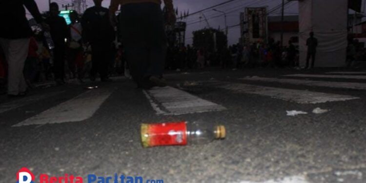 Sampah berceceran di Jalan Ahmad Yani Pacitan usai acara Festival Rontek tahun lalu. (Foto: Sunardi/Berita Pacitan)