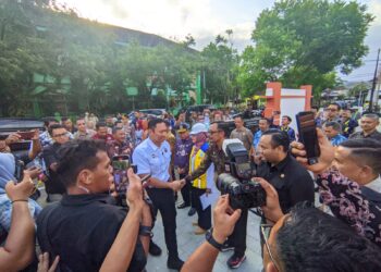 Menteri Koordinator Bidang Infrastruktur dan Pembangunan Kewilayahan, Agus Harimurti Yudhoyono, disambut antusias oleh warga dan jajaran pemerintah daerah saat tiba di lokasi Sekolah Rakyat Pacitan, Kamis (3/7/2025). Kunjungan ini menandai rampungnya renovasi gedung sementara sekolah yang akan mulai digunakan pertengahan Juli mendatang.