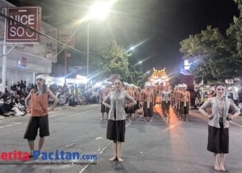 Semarak Festival Rontek Pacitan 2025 kembali memukau barisan pemain kentongan dengan kostum tradisional menampilkan irama yang memikat ribuan penonton di sepanjang jalan protokol kota.(Foto: Sunardi/Berita Pacitan)