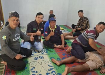 Salah satu peserta terapi mendapatkan penanganan langsung dari tim Banyu Urip Pacitan. Dengan dibalut plastik khusus dan dilakukan pemijatan, terapi ini bertujuan mengurangi nyeri otot, kesemutan, hingga gejala stroke ringan. (Foto: KSB for Berita Pacitan)