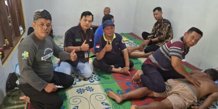 Salah satu peserta terapi mendapatkan penanganan langsung dari tim Banyu Urip Pacitan. Dengan dibalut plastik khusus dan dilakukan pemijatan, terapi ini bertujuan mengurangi nyeri otot, kesemutan, hingga gejala stroke ringan. (Foto: KSB for Berita Pacitan)