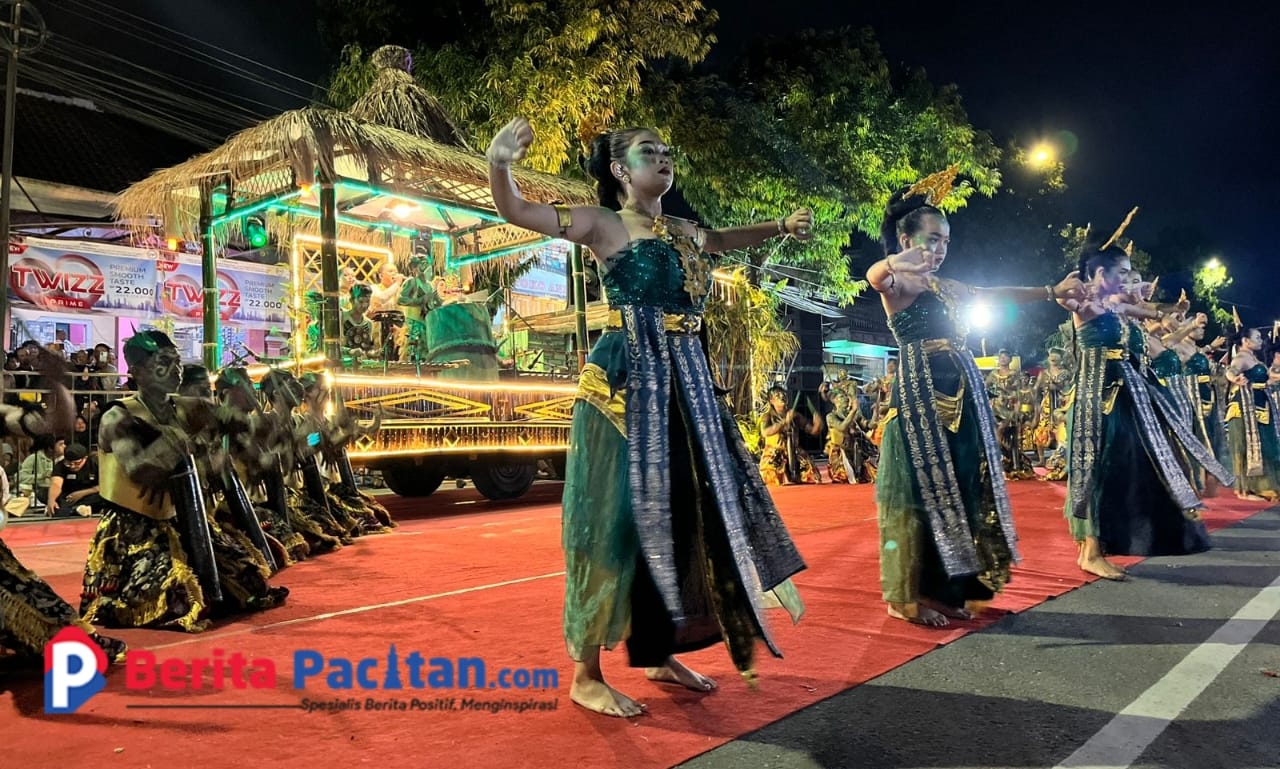 Penari tampil memukau di atas karpet merah saat malam puncak Festival Rontek Pacitan 2025, Senin (7/7), di sepanjang ruas jalan kota yang dipadati ribuan penonton. (Foto: Sunardi/Berita Pacitan)