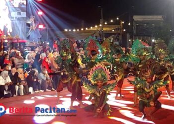 Penampilan atraktif dengan kostum dan topeng warna-warni mewarnai malam puncak Festival Rontek Pacitan 2025, Senin (7/7), yang disaksikan ribuan penonton memadati arena pertunjukan. (Foto: Sunardi/Berita Pacitan)