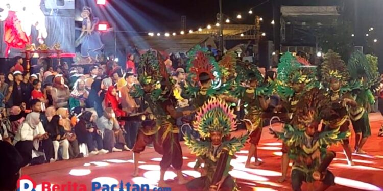 Penampilan atraktif dengan kostum dan topeng warna-warni mewarnai malam puncak Festival Rontek Pacitan 2025, Senin (7/7), yang disaksikan ribuan penonton memadati arena pertunjukan. (Foto: Sunardi/Berita Pacitan)
