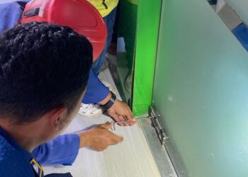 Petugas Damkar Pacitan dengan sigap mengevakuasi seorang anak perempuan yang jarinya terjepit di pintu kaca kantor Pegadaian, Rabu (9/7/2025). Proses evakuasi berlangsung hati-hati dengan menggunakan alat kunci L, disaksikan sang ibu yang terus mendampingi korban.