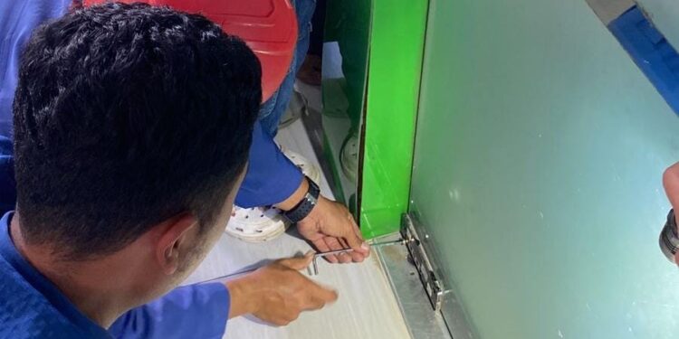 Petugas Damkar Pacitan dengan sigap mengevakuasi seorang anak perempuan yang jarinya terjepit di pintu kaca kantor Pegadaian, Rabu (9/7/2025). Proses evakuasi berlangsung hati-hati dengan menggunakan alat kunci L, disaksikan sang ibu yang terus mendampingi korban.