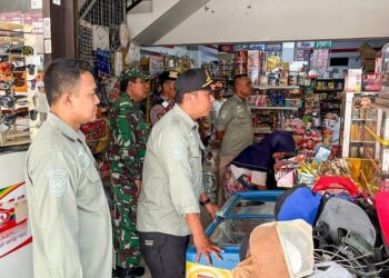 Petugas gabungan dari Satpol PP, TNI, dan kepolisian memantau salah satu toko kelontong dalam kegiatan penertiban potensi peredaran rokok ilegal di wilayah Pacitan. (Foto: Satpol-PP Pacitan for Berita Bacitan).