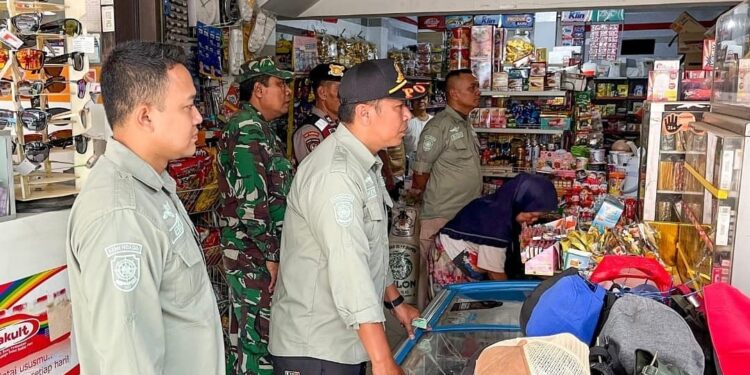 Petugas gabungan dari Satpol PP, TNI, dan kepolisian memantau salah satu toko kelontong dalam kegiatan penertiban potensi peredaran rokok ilegal di wilayah Pacitan. (Foto: Satpol-PP Pacitan for Berita Bacitan).