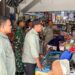 Petugas gabungan dari Satpol PP, TNI, dan kepolisian memantau salah satu toko kelontong dalam kegiatan penertiban potensi peredaran rokok ilegal di wilayah Pacitan. (Foto: Satpol-PP Pacitan for Berita Bacitan).