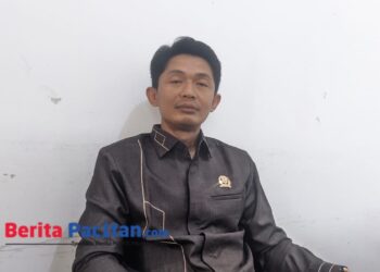 Ketua Komisi III DPRD Pacitan, Anung Dwi Ristanto, saat ditemui di ruang kerjanya, Selasa (15/7/2025). Ia mengajak masyarakat turut aktif melaporkan jika menemukan dugaan peredaran rokok ilegal di wilayah Pacitan. (Foto: Sunardi/Berita Pacitan)