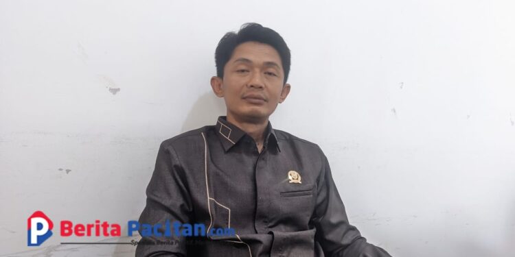 Ketua Komisi III DPRD Pacitan, Anung Dwi Ristanto, saat ditemui di ruang kerjanya, Selasa (15/7/2025). Ia mengajak masyarakat turut aktif melaporkan jika menemukan dugaan peredaran rokok ilegal di wilayah Pacitan. (Foto: Sunardi/Berita Pacitan)